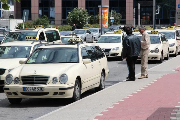 Dortmund Alemanha Julho 2012 Motoristas Táxi Aguardam Passageiros Dortmund Alemanha — Fotografia de Stock