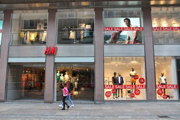 多特蒙德 2012年7月15日 人们走在 时尚商店在多特蒙德 以其快速时尚的方式而闻名 全球共有4000家门店 — 图库照片