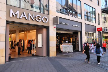 Nürnberg, Almanya - 7 Mayıs 2018: İnsanlar alışveriş caddesi Nuremberg, Almanya için Karolinenstrasse ziyaret edin. Nürnberg orta Franconia içinde yer alır. Burada 511,628 insanlar yaşıyor.