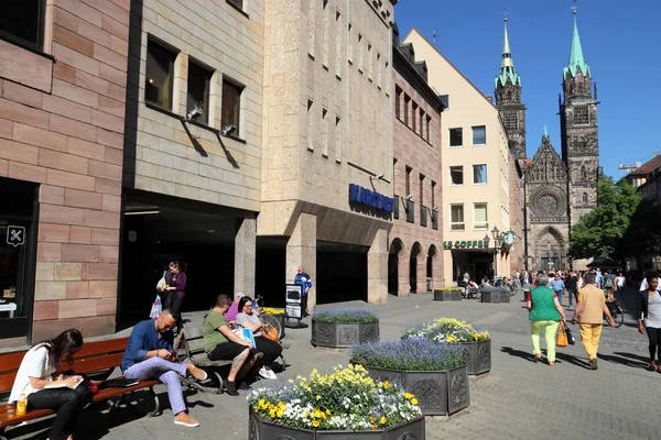 Norimberk Německo Května 2018 Lidé Navštěvují Karolinenstrasse Nákupní Ulice Norimberku — Stock fotografie