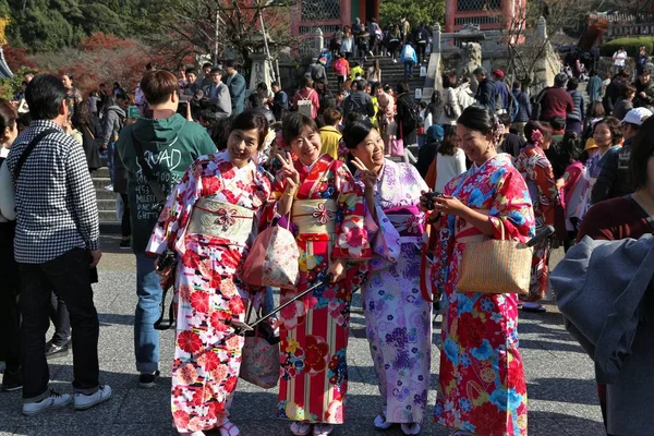 Kyoto Japonia Listopada 2016 Kobiet Strojach Kimono Odwiedź Kyoto Kyoto — Zdjęcie stockowe