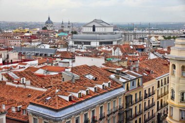 Madrid, İspanya - skyline görünümüyle Katedrali ve opera binası.