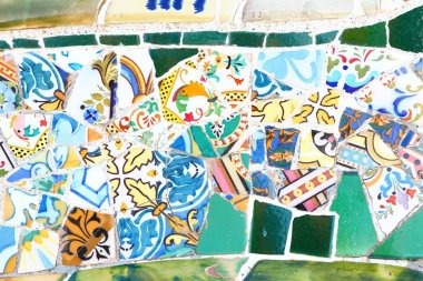 Barselona, İspanya, 6 Kasım 2012: Park Guell Barselona, mozaik sanatı. 1900-14'te inşa edilmiş ve Unesco Dünya Mirası 