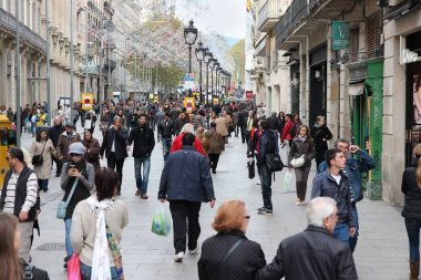 Barcelona, İspanya - 6 Kasım 2012: İnsanlar Portal de l'Angel Barselona, İspanya, caddede yürümek. MasterCard göre Barcelona 15 en çok ziyaret edilen dünya çapında (7,5 m 2012 yılında şehridir).