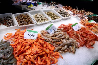 Barcelona, İspanya - 6 Kasım 2012: Barcelona, İspanya Boqueria market. Ciutat Vella bölgesinde tarihleri geri yıl 1217 pazarda.