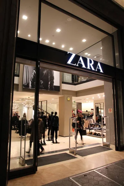 Барселона Испания Ноября 2012 Zara Fashion Store Barcelona Spain Zara — стоковое фото