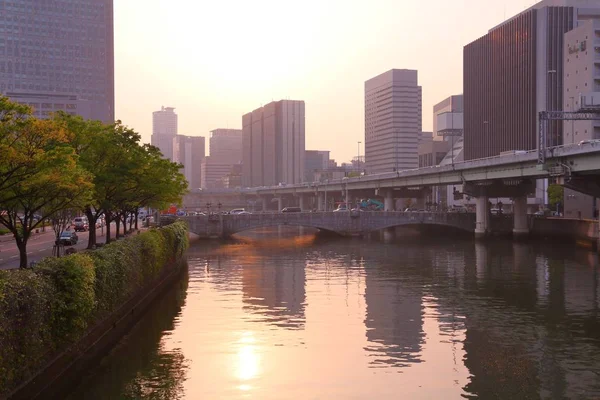 Захід сонця в місті Осаці — стокове фото