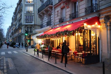 Paris Restoran sokak manzarası