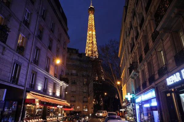 Paris akşam sokak manzarası — Stok fotoğraf