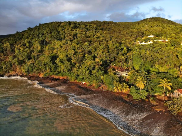 Guadeloupe 'daki siyah sahil. — Stok fotoğraf