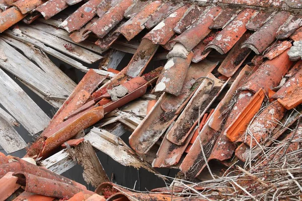 Altes eingestürztes Dach — Stockfoto