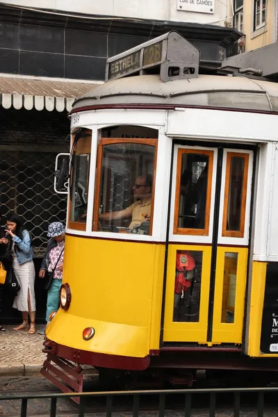 Gelbe Straßenbahn in Lissabon — Stockfoto