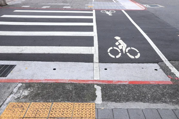 歩行者と自転車の交差点 — ストック写真