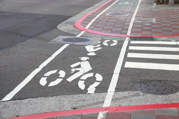 Overstekende voetgangers en fietsers — Stockfoto