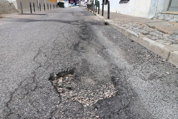 포르투갈의 거리에 있는 구덩이 — 스톡 사진