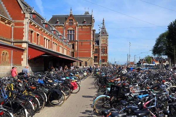 Fahrradabstellplätze am Amsterdamer Bahnhof — Stockfoto