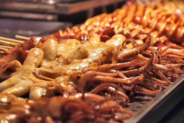 Tayvan gece gıda pazarı - Taipei 'deki Raohe Gece Pazarı. Izgara kalamar ve ahtapot..