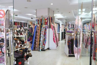 TAIPEI, TAIWAN - 5 Aralık 2018: Taipei, Tayvan 'da tekstil ve dikiş malzemeleri mağazası. Datong semtindeki Dihua Caddesi, Taipei 'deki en eski alışveriş caddelerinden biridir..