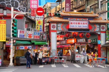 TAIPEI, TAIWAN - 4 Aralık 2018: İnsanlar Taipei 'deki Raohe Gece Pazarı' nı ziyaret ediyor. Gece gıda pazarları Tayvan kültürünün büyük bir parçasıdır..