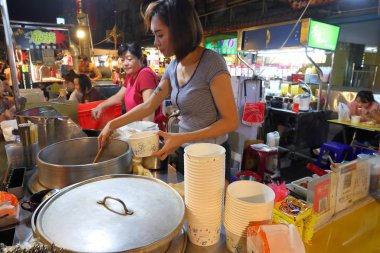 TAIPEI, TAIWAN - 4 Aralık 2018: Vendor, Taipei 'deki Raohe Gece Pazarı' nda Çin çorbası satmaktadır. Gece gıda pazarları Tayvan kültürünün büyük bir parçasıdır..
