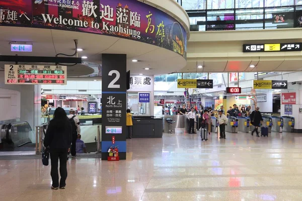 Kaohsiung Taiwan Novembre 2018 Passeggeri Visitano Stazione Principale Kaohsiung Taiwan — Foto Stock