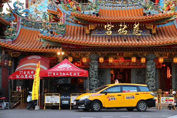 Taipei Taiwan December 2018 Taxi Cab Front Ciyou Temple Taipei — Stock Photo, Image