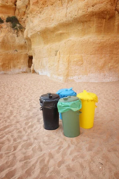 Container Zur Mülltrennung Einem Öffentlichen Strand Der Algarve Portugal Recyclingkonzept — Stockfoto