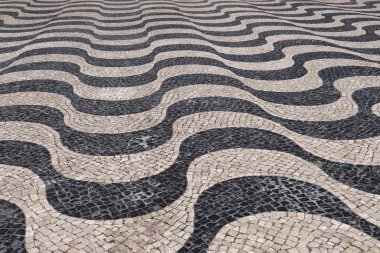 Cascais, Portekiz. Taşlarla döşenmiş şehir meydanında dalga desenleri.