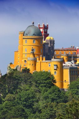 Portekiz, Sintra 'daki Pena Sarayı (Palacio da Pena). Romantizm mimarisi.