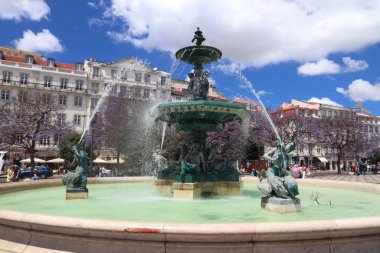 Lisbon, Portekiz - 5 Haziran 2018: İnsanlar Rossio Meydanı Lizbon, Portekiz ziyaret edin. Lizbon 11 en kalabalık kentsel alanda AB (2.8 milyon kişi olduğunu).