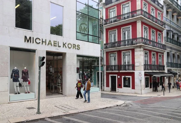 Lisbon Portugal June 2018 购物者参观了位于里斯本Avenida Liberdade的Michael Kors时装店 这个著名的林荫大道以奢侈的品牌购物和一流的房地产而闻名 — 图库照片