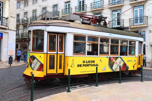 Lisboa Portugal Junho 2018 Pessoas Andam Eléctrico Amarelo Bairro Chiado — Fotografia de Stock