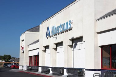 Ridgecrest, Amerika - 13 Nisan 2014: Ridgecrest, Kaliforniya'daki Albertsons mağazası. Cerberus Capital Management'a ait 2.205 şubesi olan bir Amerikan bakkal şirketidir..