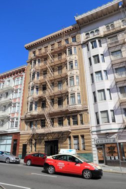 SAN FRANCISCO, ABD - 8 Nisan 2014: San Francisco, ABD 'nin dik sokaklarında taksi sürüyor. San Francisco, Kaliforniya 'nın en kalabalık 4. şehridir (2013 yılında 837 bin 442 kişi).).