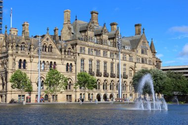 Bradford, İngiltere - 11 Temmuz 2016: İnsanlar Bradford, İngiltere 'deki Centenary Meydanı' nı ziyaret ediyor. Bradford, Yorkshire 'ın 528,155 nüfuslu en büyük şehirlerinden biridir..