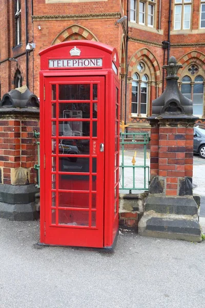Leeds, İngiltere. Kırmızı telefon ve Leeds genel revirde arka plan.