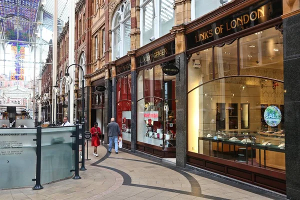 Leeds Juli 2016 Menschen Besuchen Geschäfte Victoria Quarter Leeds Die — Stockfoto