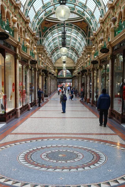 Leeds Velká Británie Června 2016 Lidé Navštěvují Obchody Victoria Quarter — Stock fotografie