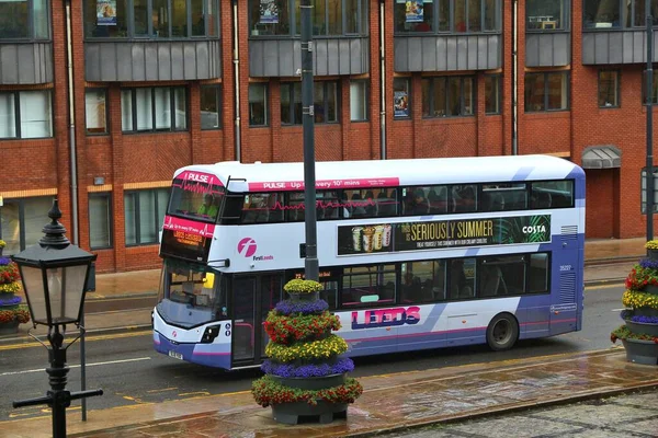 Leeds Reino Unido Julho 2016 Pessoas Andam Autocarro Dois Andares — Fotografia de Stock