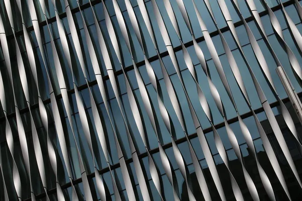 2016年7月8日 伦敦的纪念碑建筑的现代门面 它的设计 使建筑师和功能扭曲电镀铝翅 — 图库照片