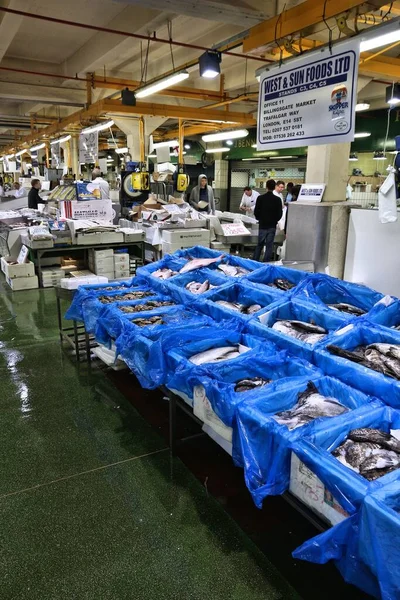ロンドン 2016年7月8日 ベンダーは 英国のロンドンのBillinggate Fish Marketで魚介類を販売しています 市場は犬島に位置し 世界最大の魚市場の一つです — ストック写真