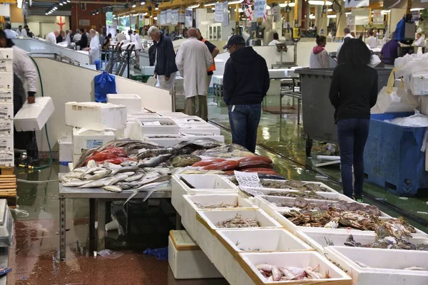 ロンドン 2016年7月8日 ベンダーは 英国のロンドンのBillinggate Fish Marketで魚介類を販売しています 市場は犬島に位置し 世界最大の魚市場の一つです — ストック写真