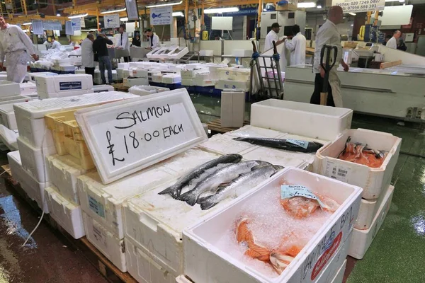 London Storbritannien Juli 2016 Leverantörer Säljer Havsmat Billingsgate Fish Market — Stockfoto