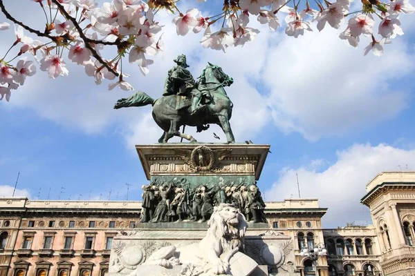 Stadt Mailand Italien Denkmal Von König Vittorio Emanuele Kirschblüten Frühling — Stockfoto