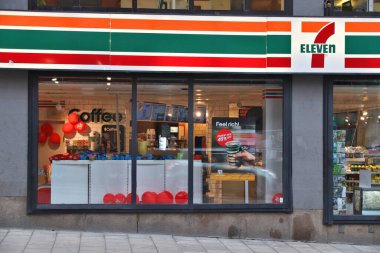 Stockholm, İsveç - 22 Ağustos 2018: 7-Eleven Stokholm markette. 7-eleven fazla 46,000 mağazaları ile mağazalar Dünya'nın en büyük lisans mı.