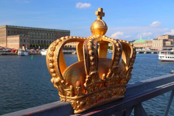 Bezienswaardigheden Stockholm Gouden Kroon Sculptuur Skeppsholmsbron Brug Stockholm Zweden — Stockfoto