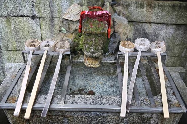 日本京都 2016年11月28日 日本京都伏见伊纳里平罗县神社的礼仪净水泉 在伏见有超过1万牌坊门伊纳里 — 图库照片