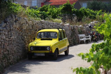 KORCULA, CROATIA - 23 Haziran 2019: Renault 4 eski zaman aracı Hırvatistan 'ın Korcula Adası kırsalındaki bir üzüm bağının yanına park edildi.