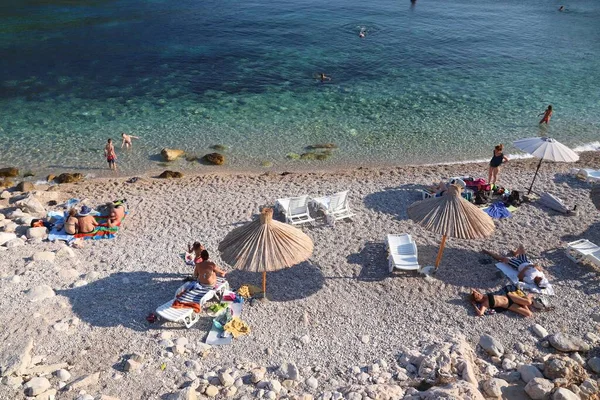 Korcula Croatia Junho 2019 Pessoas Passam Férias Praia Pupnatska Luka — Fotografia de Stock