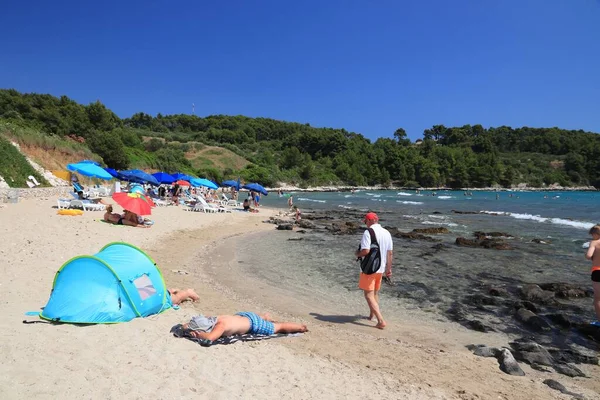 Korkula Kroatia Czerwca 2019 Ludzie Spędzają Wakacje Plaży Lumbarda Wyspie — Zdjęcie stockowe